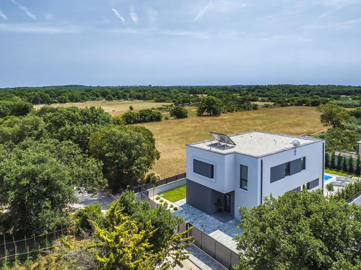Modern Villa With Heated Pool Pula
