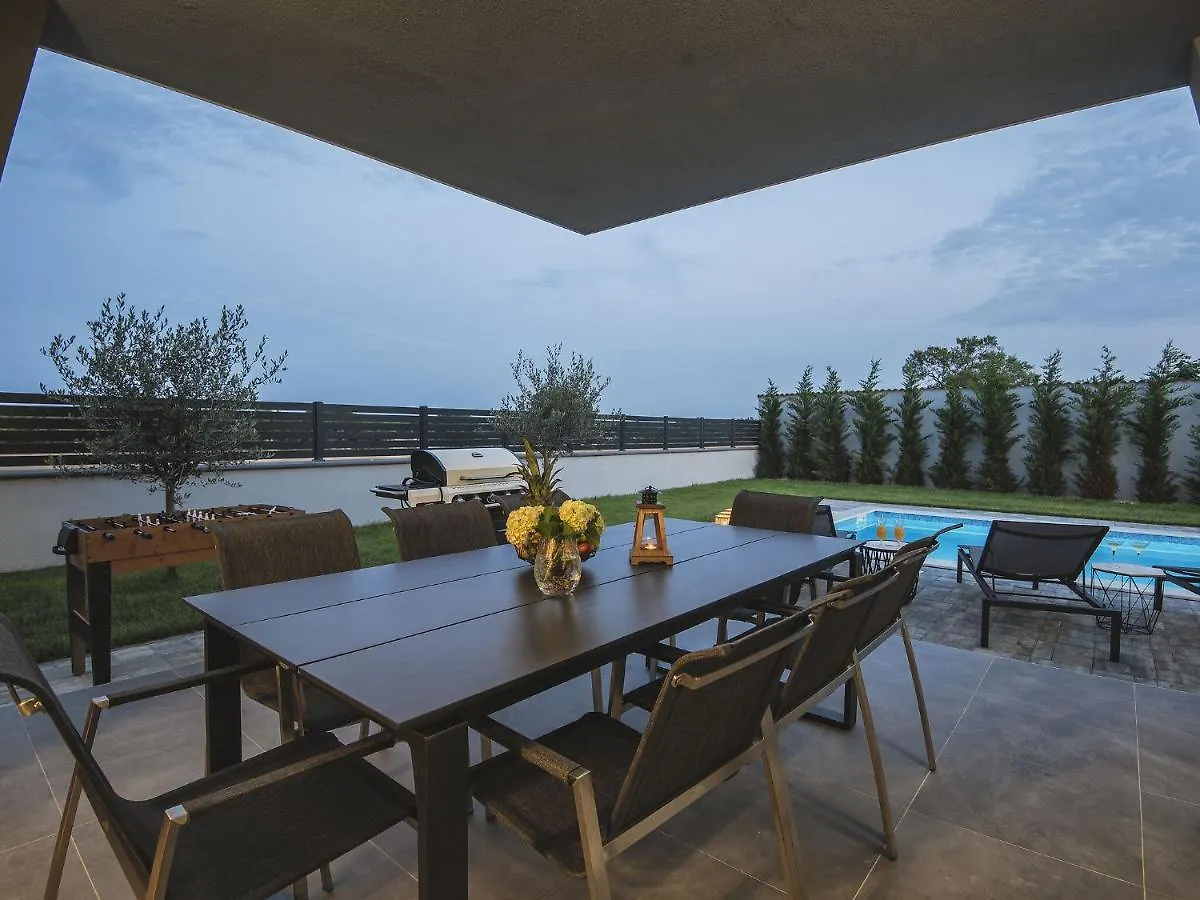 Modern Villa With Heated Pool Pula