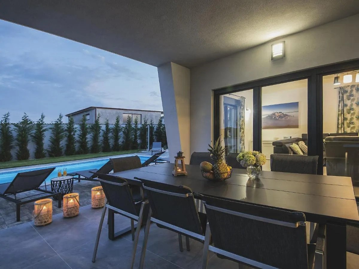 Modern Villa With Heated Pool Pula 0*,  Kroatien