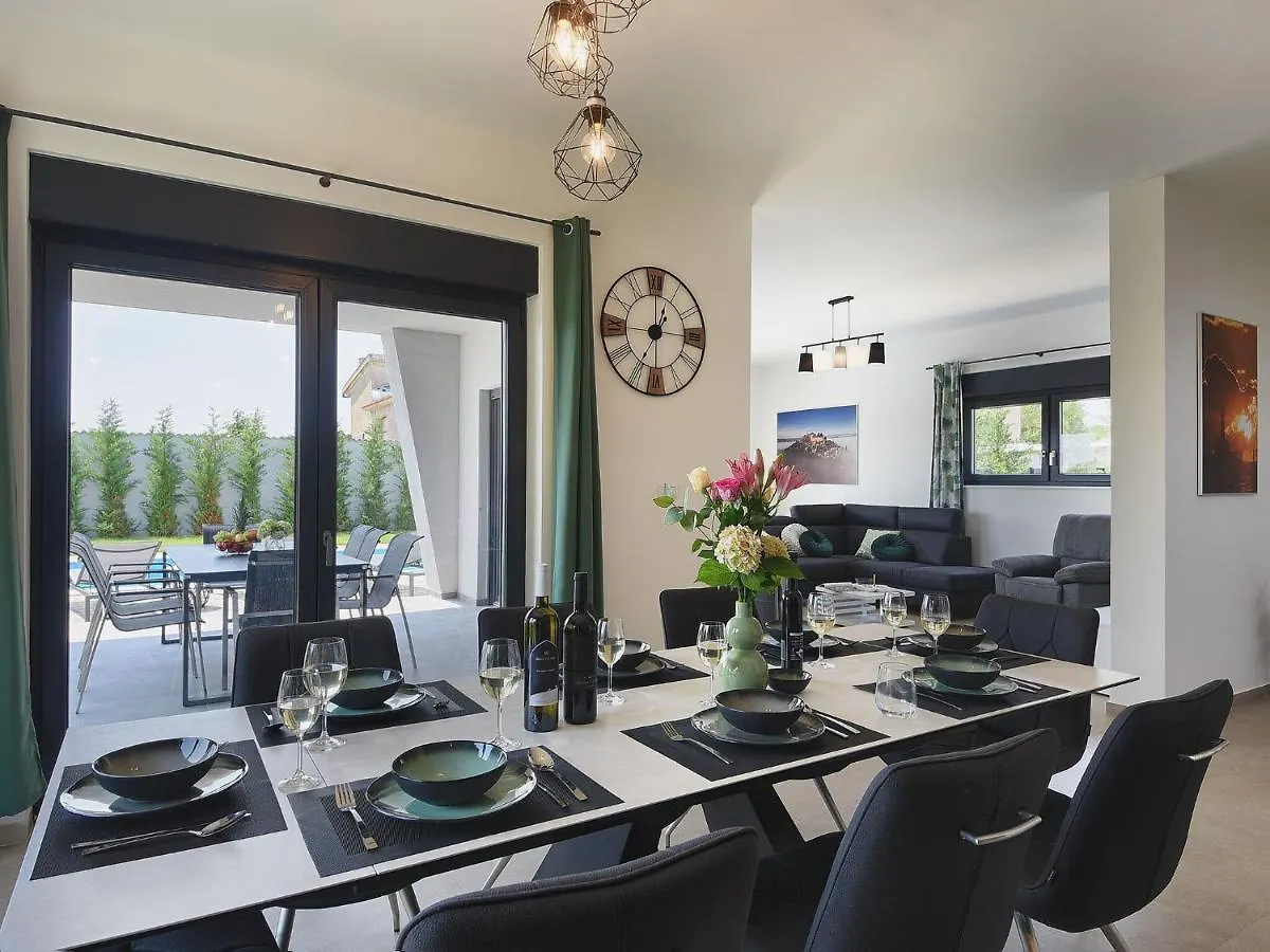 Modern Villa With Heated Pool Pula